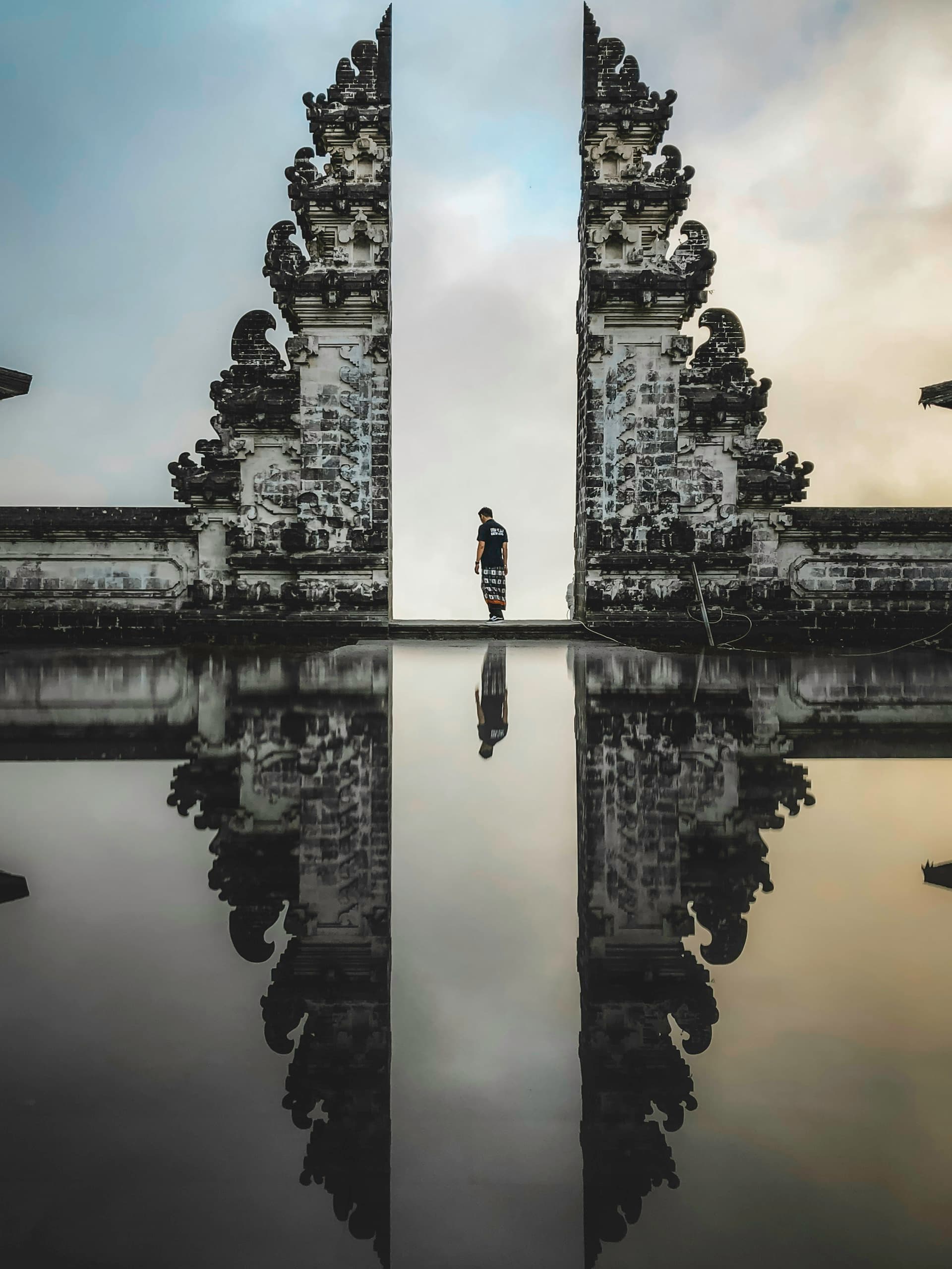 Puertas del templo Lempuyang en Bali reflejadas en el agua